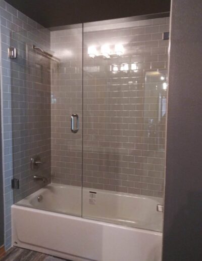 Bathtub With Clear Glass Frameless Shower Door