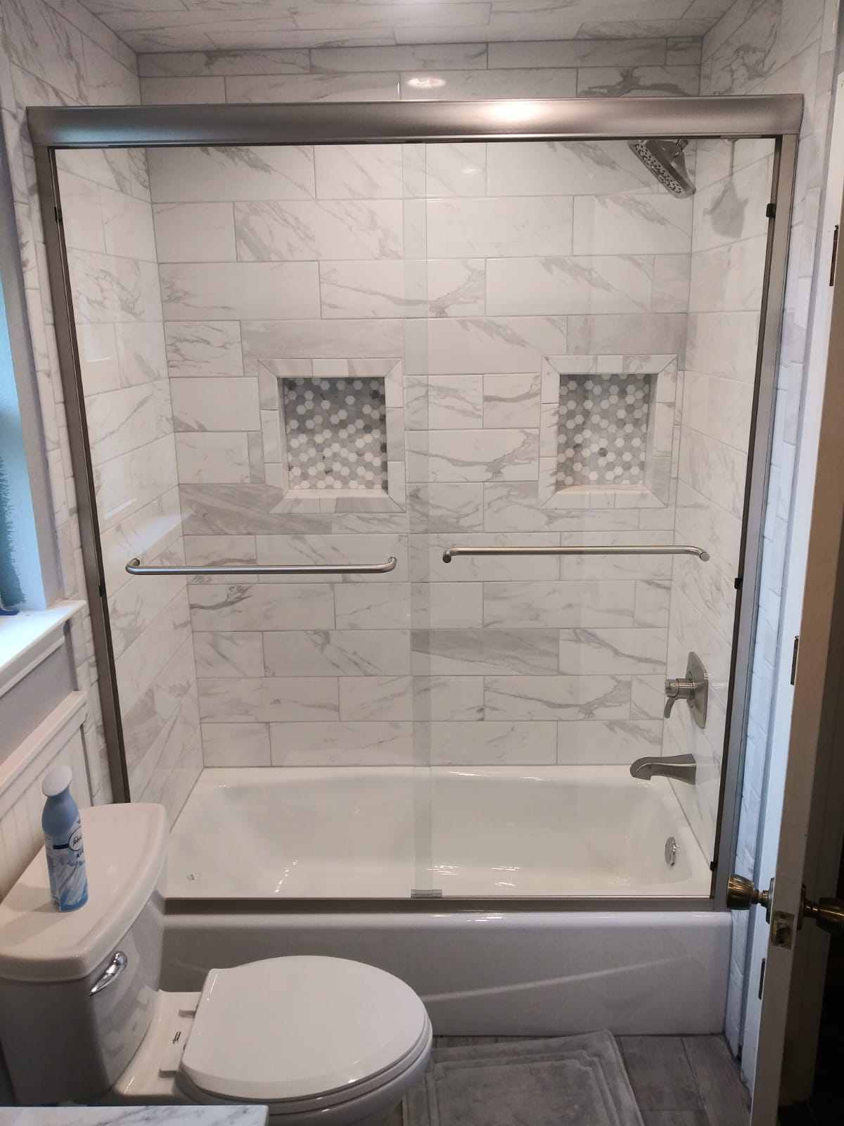 Bathtub With Framed Slide Shower Door