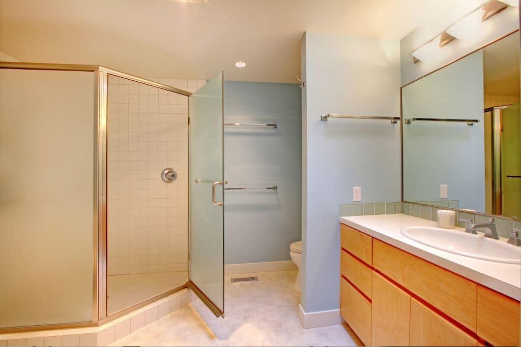 The Complete Buyer's Guide to Choosing the Best Glass Shower Doors for a Stylish Bathroom